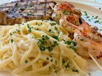 gegrillter-schwertfisch-mit-scampispiessen-und-spaghetti