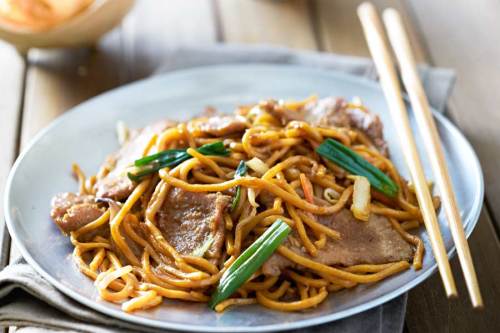 Chow-Mein-mit-Nudeln-und-Rind
