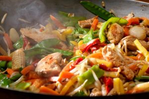 Knackiges Wok-Gemüse mit Huhn