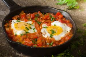 Shakshuka-(Pochierte-Eier-in-Tomatensauce)