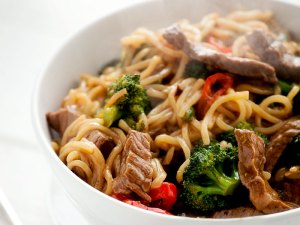 Asiatische Bratnudeln mit Rindfleisch und Brokkoli