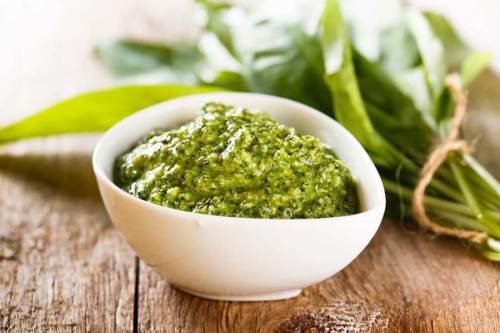 Baerlauchpesto-mit-frischen-Blaettern