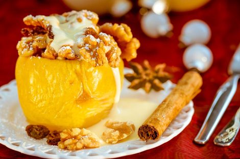 Weihnachtliches Bratapfel Rezept mit Vanillesauce
