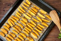 Kartoffelspalten vom Blech