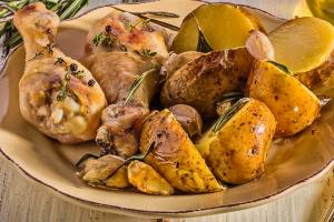 Knoblauchhähnchen mit Kartoffeln und Rosmarin