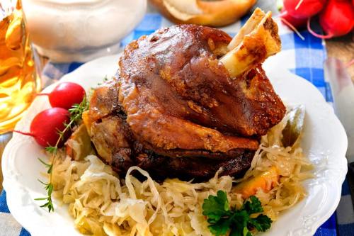 Knusprig-gebratene-Schweinshaxe-auf-Sauerkraut