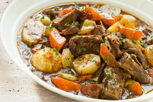 Langsam geschmorter Ochsenschwanz mit Wurzelgemüse