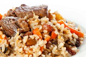 Leckeres Plow mit Reis und Karotten