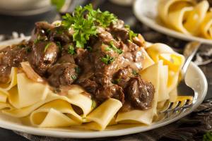 Rindfleisch und breite Nudeln