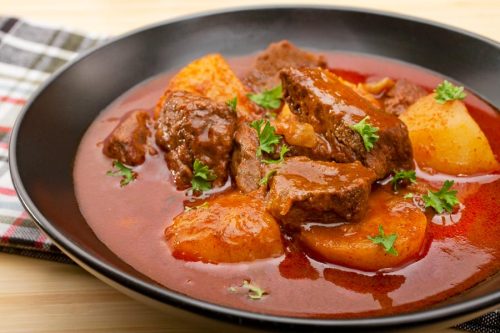 Gulasch mit Kartoffeln aus dem Römertopf