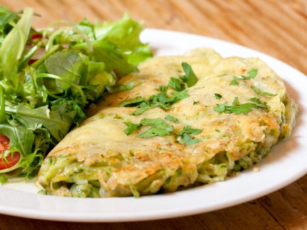 Kässpätzle-Fritata mit Salat