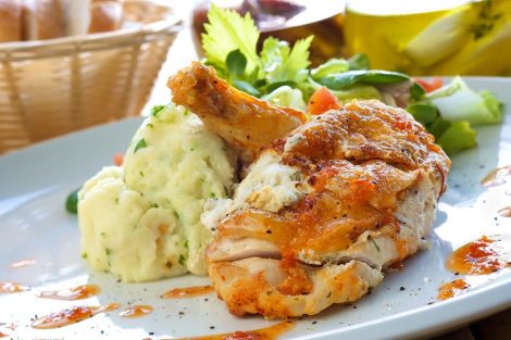 Gefüllte Hähnchenkeulen mit Kartoffelpüree