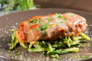 Hühnerbrust auf Zucchinibett