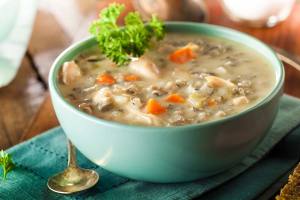 Huehnersuppe-mit-Wildreis