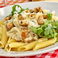 Rigatoni mit Hähnchenbrust in cremiger Gorgonzolasauce