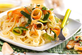 Tagliatelle-mit-Zucchini-Moehrensauce
