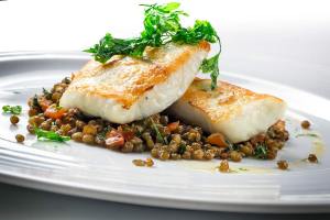 Gebratener-Steinbutt-auf-Belugalinsen-und-Lardo-Speck