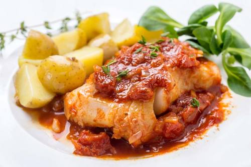 Sanft gebratene Kabeljaufilets in Tomatenragout