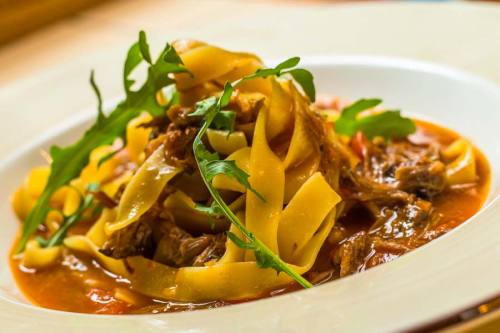 Italienisch angehauchte Fleischsauce mit Pappardelle