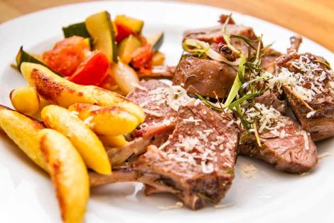 Lammkoteletts mit Schupfnudeln und Ratatouillegemüse