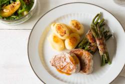 Schweinemedaillons mit Speckbohnen und Backkartoffeln