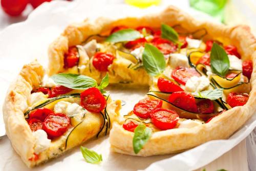 Leckere Sommerquiche mit Zucchini und Tomaten
