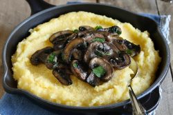Cremige Rosmarin-Polenta mit gebratenen Champignons