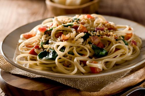 Linguine mit Pancetta Blattspinat und geschmolzenen Tomaten