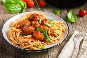 Meatballs-mit-Nudeln-und-Tomatensauce