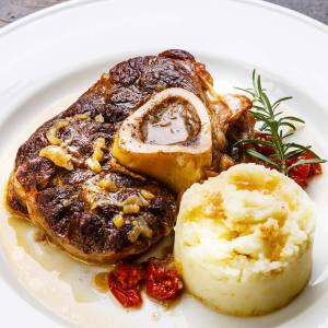 Osso-buco-dazu-Kraeuter-Kartoffelpueree-mit-Parmesan