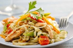 Tagliatelle mit Hähnchenbrust-Streifen