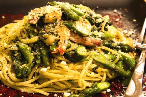 Spaghetti mit grünem Spargel und Garnelen
