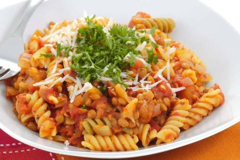 Rote Linsen-bolognese mit Pasta