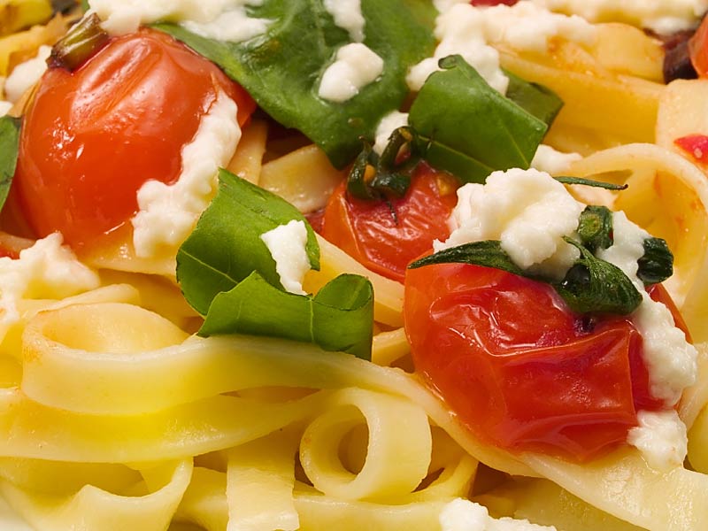 Tagliatelle mit Tomaten und Mozzarella | Der Kochguide