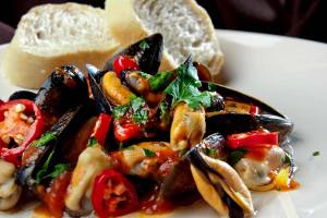 Feine Miesmuscheln mit Tomaten Paprika und Gartengemüse