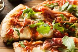 Pizza mit Rucola, Mozzarella und Parmaschinken