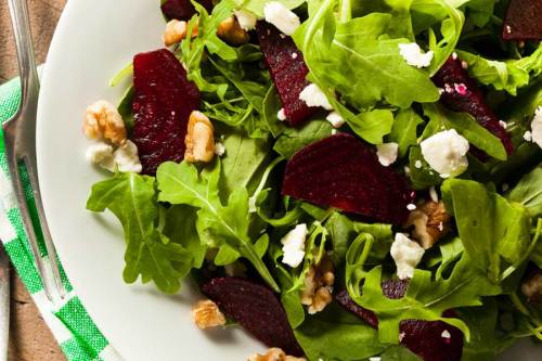 Salat-von-Roter-Bete-Rucola-Walnuessen-und-Feta