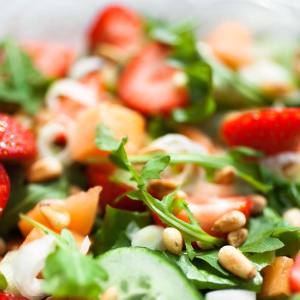Sommer-Erdbeer-Gurkensalat