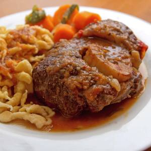 Beinscheibe vom Lamm mit Spätzle und geschmortem Gemüse