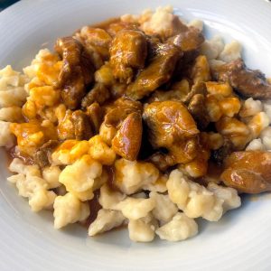 Frische Knöpfle mit zartem Kalbsgulasch