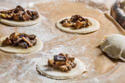 Ravioli mit Wildschwein und Steinpilzen