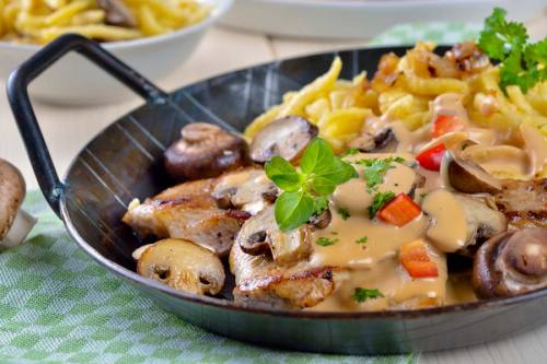 Escalope chasseur (Jägerschnitzel) mit Spätzle