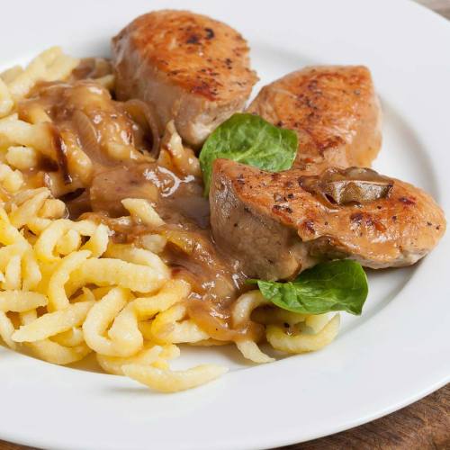 Kalbsfilet mit Spätzle und Zwiebel-Senfsauce