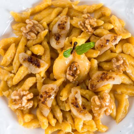 Knöpfle – die Mini Spätzle - mit Gorgonzola Birnen überbacken: eine vegetarische Köstlichkeit