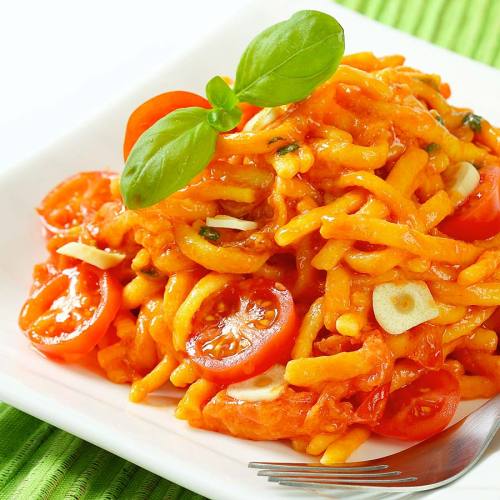 Spätzle mit Knoblauch Tomatensauce