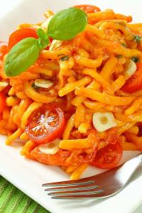 Spätzle mit Knoblauch Tomatensauce