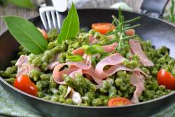 Spinatspätzlepfanne mit Schinken-Gorgonzola-Soße