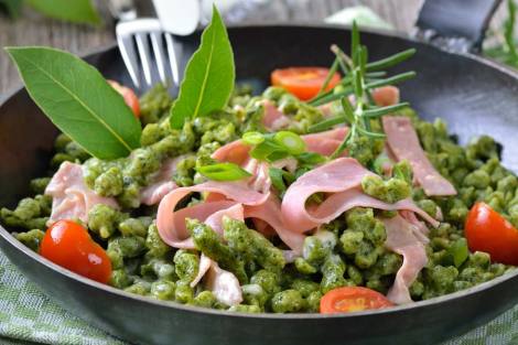 Spinatspätzlepfanne mit Schinken-Gorgonzola-Soße