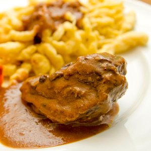 geschmorte-kalbsbacken-mit-spaetzle