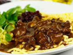 rehgulasch-mit-spaetzle-und-preiselbeeren